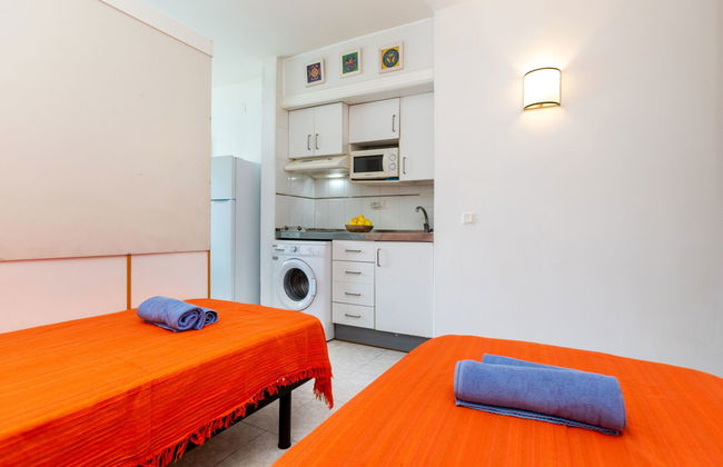 Apartment in Salou with swimming pool and terrace - Photo 12