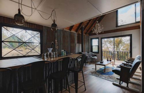 Secluded rustic 3-bedroom cabin on private land - Photo 10