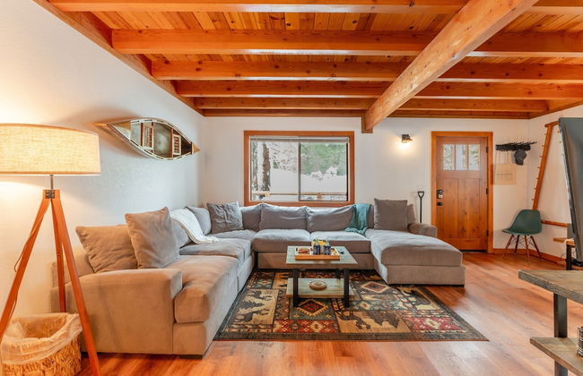 Indigo Owl by Avantstay Cabin w Firepit Minutes to Lake Slopes - Photo 8