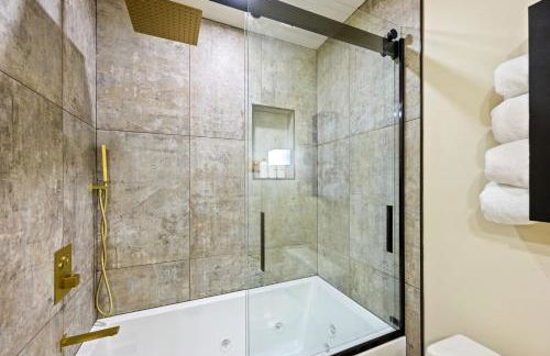 Modern Home Walk to Downtown, Hot Tub & GameRoom - Foto 39