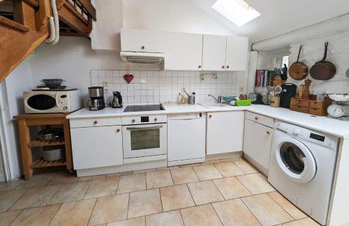 Rare pearl with garden facing the sea - Photo 5