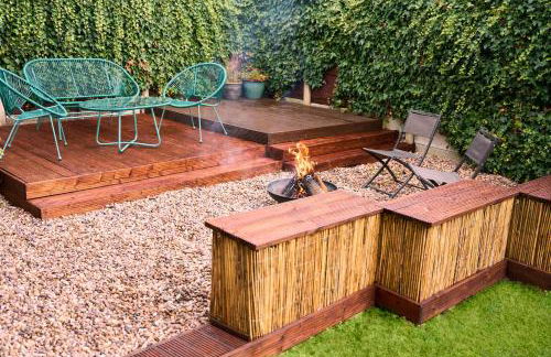 Chic Family Home with Garden Fire Pit & Event Space, Hot Tub - Foto 8