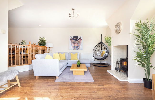 JOIVY Greenknowes Cottage W/ Hot Tub & Fireplace - Foto 8