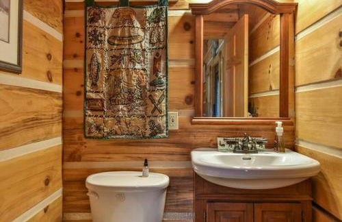 Stunning Mountain Cabin with Hot Tub and Game Room Near Asheville in Old Fort, NC - Foto 9