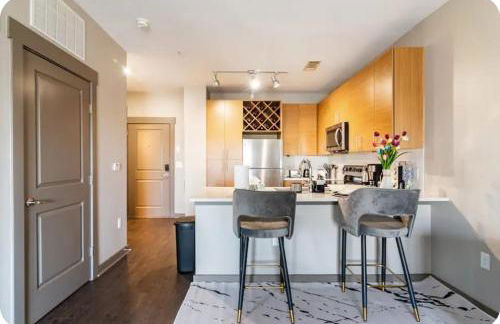 Uptown Stay and Adventures with Pool, Bars & Shops - Photo 20