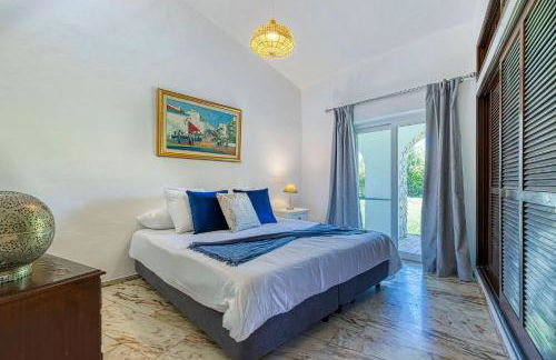 Golfinhos - MAGNIFICENT & SPACIOUS 5 BEDROOM VILLA - Foto 44