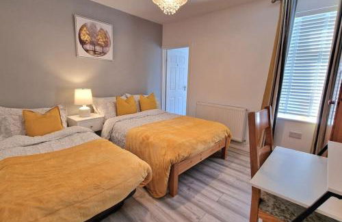 Stunning, clean, free parking home, ideal long stays - Foto 37