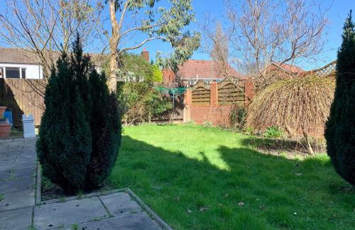 6BR Home with Parking Near Wolverhampton - Foto 37