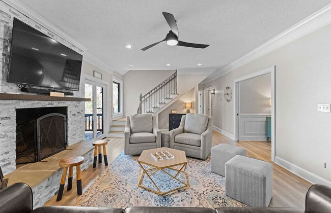 Winding Down by Avantstay Sleeps 20 + Dock, View - Photo 3