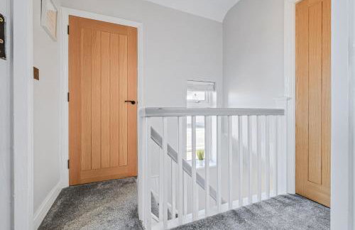 Stylishly decorated 3 bed house presented by Our Home Short Stays comfortable beds with crisp linen and plenty of outdoor space to enjoy - Foto 8