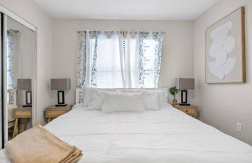 Stylish 2BR in Downtown, Pool Gym, near Airport - Foto 21