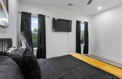 Chic Grey Escape Close to Downtown Fun - Foto 18