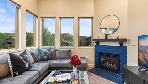 KBM Resorts Crestview Condos Spacious condo near Olympic Park with gas fireplace year-round pool hot tub city wide shuttle access. CVC-308B - Foto 2