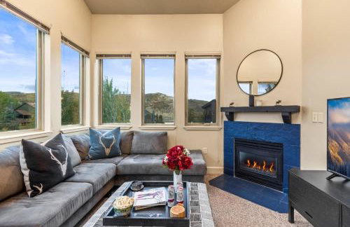 KBM Resorts Crestview Condos Spacious condo near Olympic Park with gas fireplace year-round pool hot tub city wide shuttle access. CVC-308B - Foto 2