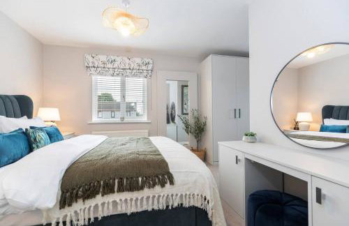 Pass the Keys 4-Bed Home with Garden Parking Near Durham - Foto 13