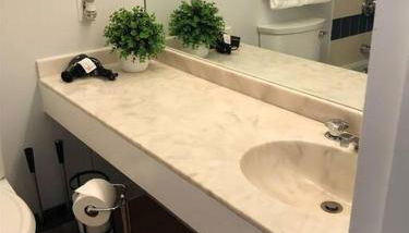 Cute Lower Level Cedar Lodge Room with Balcony & Lake Views! - Foto 5