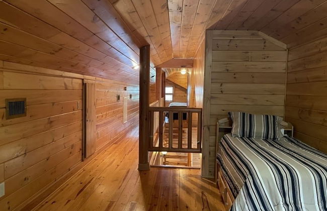 Deluxe log cabin! Pet and motorcycle friendly - enjoy nature with family and friends! 3 Bedroom Cabin by RedAwning - Foto 6