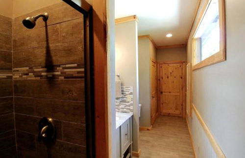 Water's Edge, Covered Porch, Deep Creek as your Backyard Haven, Hot Tub, Pool Table, Fire Pit, Close to Town & Entrance to National Park - Foto 21