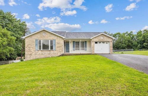 Pristine 3BR & 2bath Ranch style Near I-81 Hospitals & Downtown Martinsburg - Foto 1