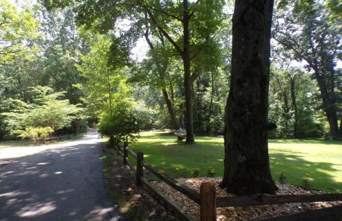 Peaceful Forested 5 Bdrm Near Lake sleeps up to 16 - Photo 25