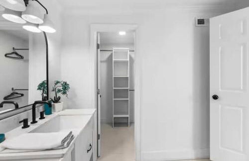 Chic Modern Cottage Near Downtown and Beaches Family - Photo 11