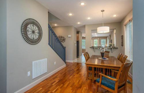 Brevard Basecamp · Brevard Basecamp fireplace in Primary BR - Foto 5