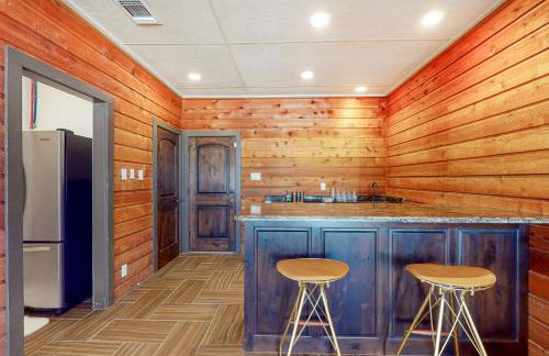 Lakefront home with hot tub, dock, kayaks, central AC, & great lake views - Foto 24