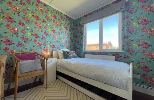 Baywatch Mawgan Porth Spacious Home sleeps 9, Games room, Parking & Garden - Foto 31