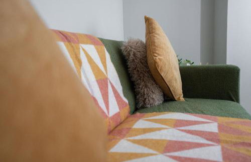 Cozy Waterfront Apartment - Free Parking & Wi-Fi - Photo 44