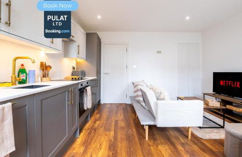 3BR Flat By Pulat Short Lets & Serviced Accommodation London With Pool Table, SmartTV & AC - Foto 29
