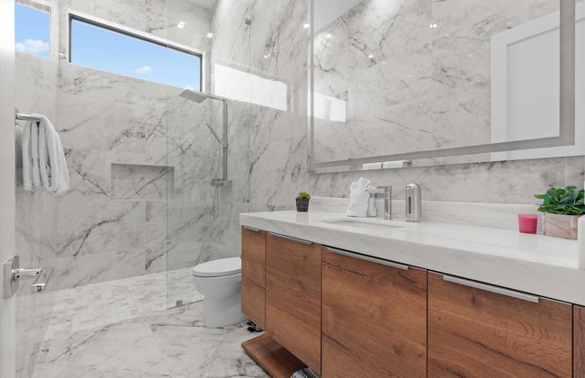 Fine Luxe Retreat w/ Pool & Hot Tub Bravo Villa #15 by Avantstay - Photo 38