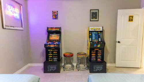 Neon Vibes Outdoor TV Hot Tub Arcade Room - Foto 3, Game Room