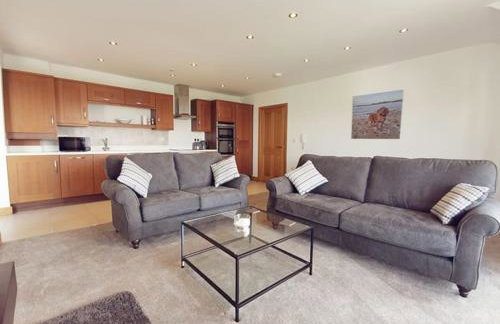 1 Y Bae - Top Floor Apartment - Photo 6