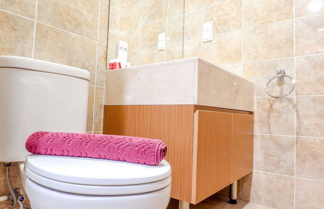 Cozy Pool View Kemang Village Residence Apartment with Direct Access to Mall - Foto 35