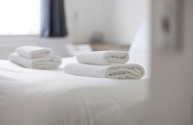 Spacious & Chic 3bed House in London - Photo 9