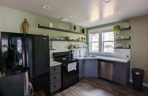 Pinetop Getaway with Sunset Deck & Fire Pit Table - Foto 13