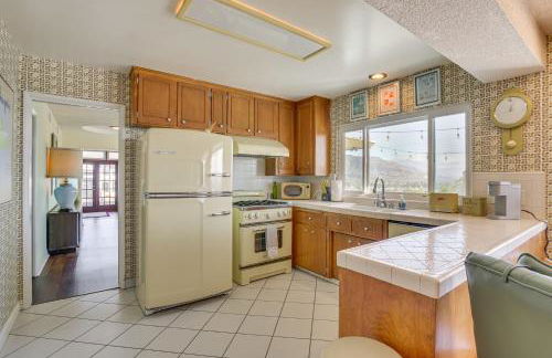 Stunning MCM Escape with Mtn Views in San Bernardino - Foto 9