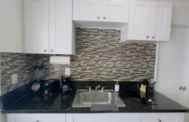 New Mid Miami Beach apt free parking and beach access - Foto 7