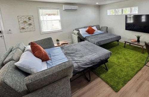 StylishAptWtrGrdnOppLake&Prk&Yrd - Foto 19