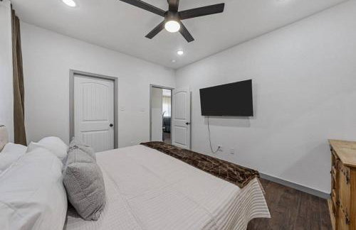 5th St Getaway w Sauna Hot tub Firepit & Game Room - Foto 24