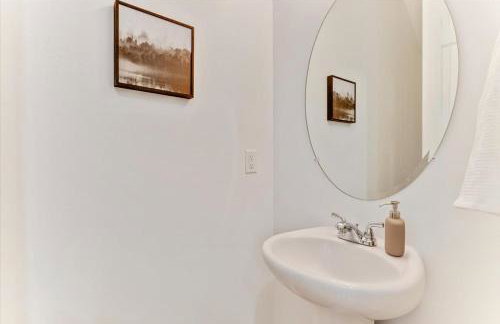 Modern 4BR Home Rooftop Patio Mountain Views - Foto 23