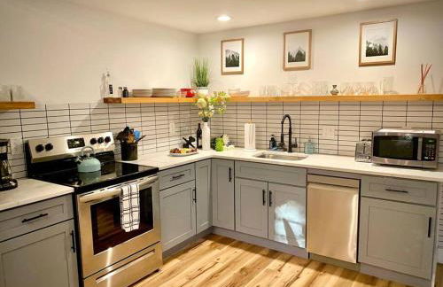 Chalet Retreat w/ Hot Tub, Short Walk to Lake & Pool - Photo 18