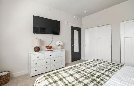 Cozy Swiss Condo -King Bed, Sleeps 6, Free Blanket - Foto 12