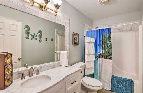 Unwind Poolside, Walk to Beach! Galveston Retreat - Foto 17