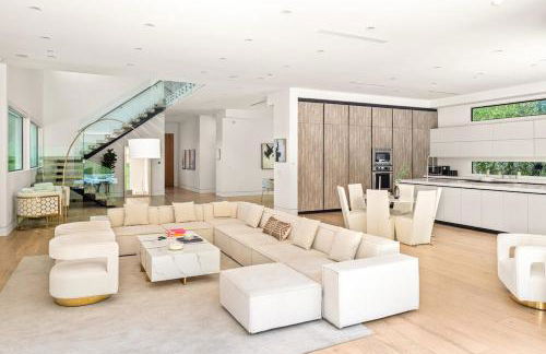 Luxurious Retreat - Modern House with Pool - Photo 9