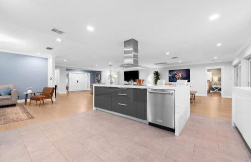 Luxe 4BR Waterfront w Htd Pool 5min to Beach - Foto 41