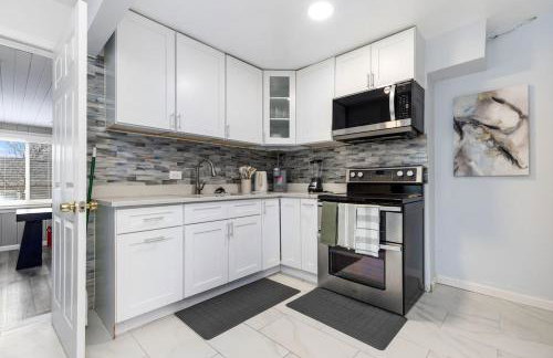 Downtown Naperville Retreat with King bed Near Riverwalk Dedicated Workspace Free Garage Parking Patio - Foto 16