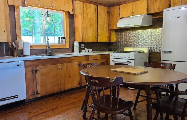 Back in Time 1940s Lake View House - Photo 13