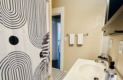 3-Bedroom, Prime Location, Private Backyard! - Foto 31