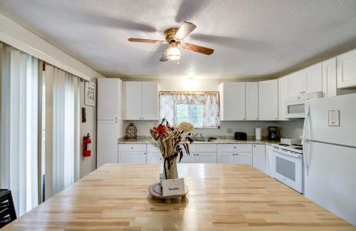 Near Lakes Updated Family Home with Deck in Cushing - Foto 9